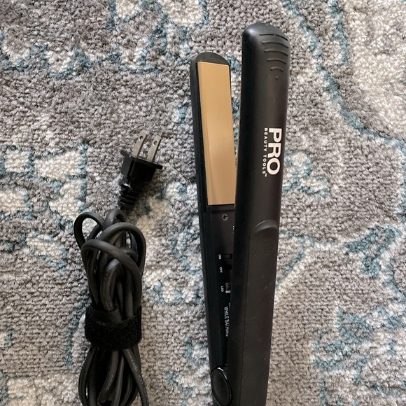 HerStyle Hair Straightener - Picture 2 of 4